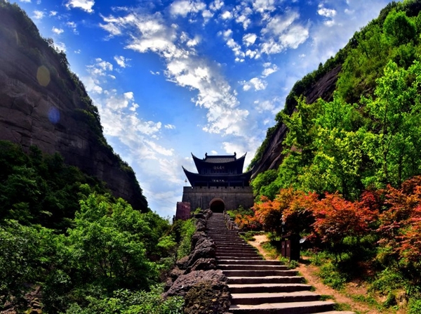 剑门关景区假期首日预约已达上限,平乐古镇天台山5月1