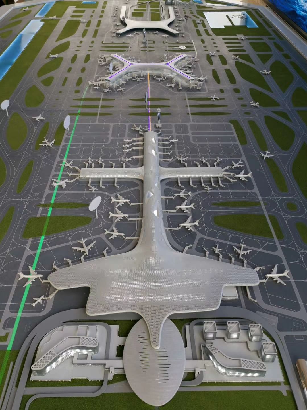 作为先导工程,先期进行的陆域形成及软基处理工程是深圳机场三跑道