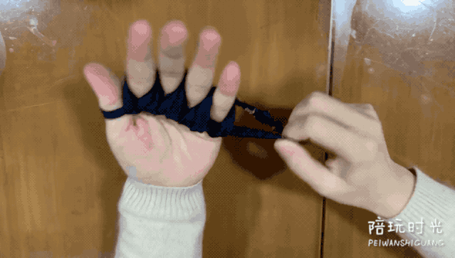 5. 这个时候就会出现,绳子一个个从手指间脱离,像不像一个逃脱魔术?