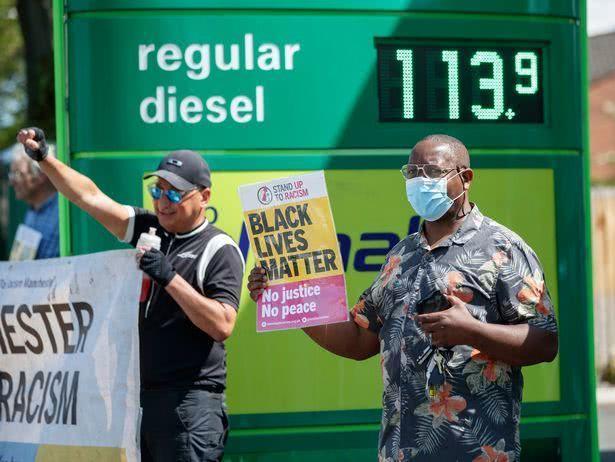 英黑男与白警争执被电击倒地,儿子吓哭以为父中枪