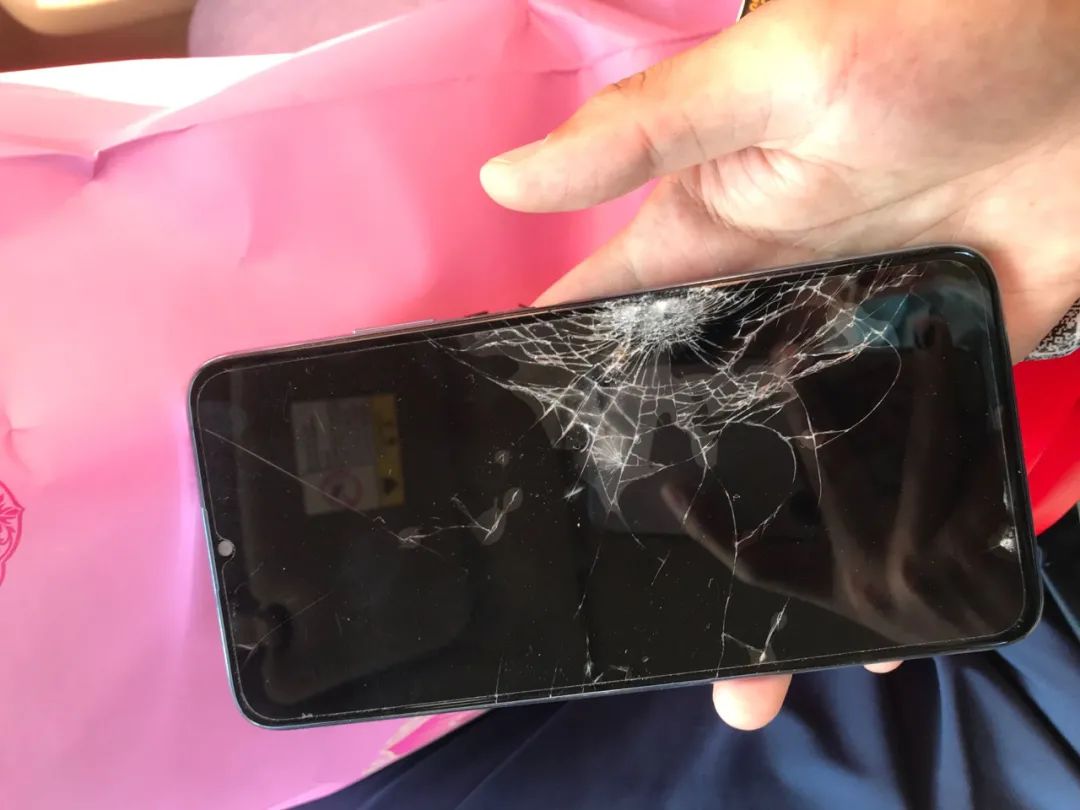 华为荣耀手机因自带贴膜"问题"用不到一月"碎屏"