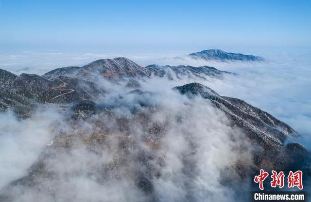 九江武宁太平山云雾缭绕 现秀美雾凇景观