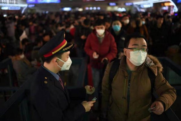 北京铁路春运迎高峰 车站超八成旅客主动戴口罩出行