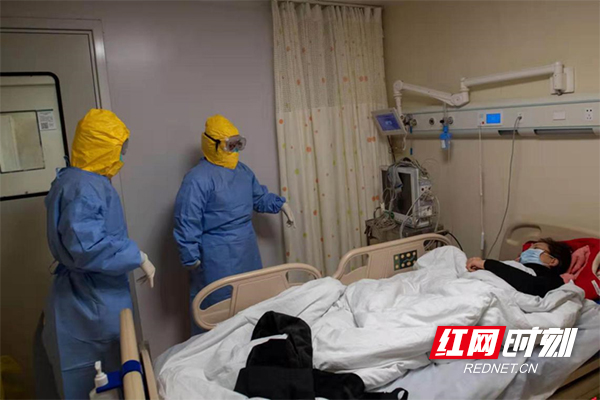 湘雅医院感染病科总住院孟秀娟24小时在线穿防护服成新挑战