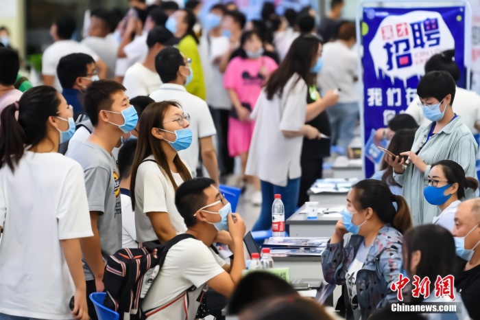 要将受疫情影响而导致家庭经济困难的高校毕业生及时纳入求职创业补贴