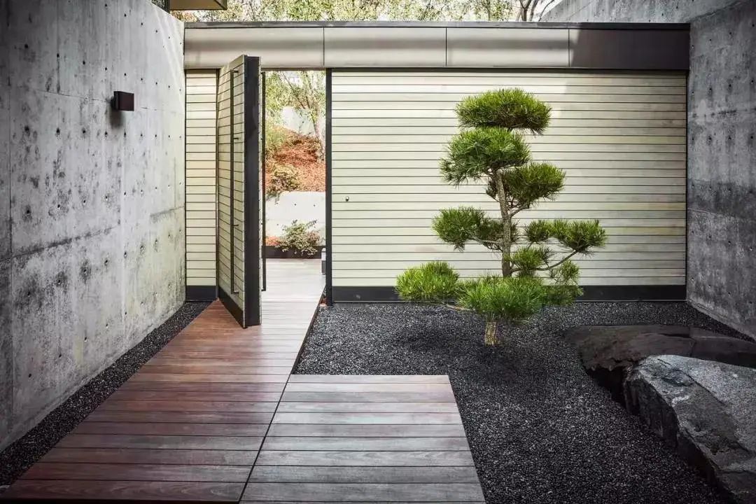 首先一进房子,玄关部分是一个 袖珍的日式庭院,非常别致.
