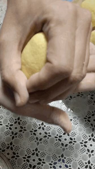 团好以后再把窝头竖起来,稍微调整一下形状就可以了.