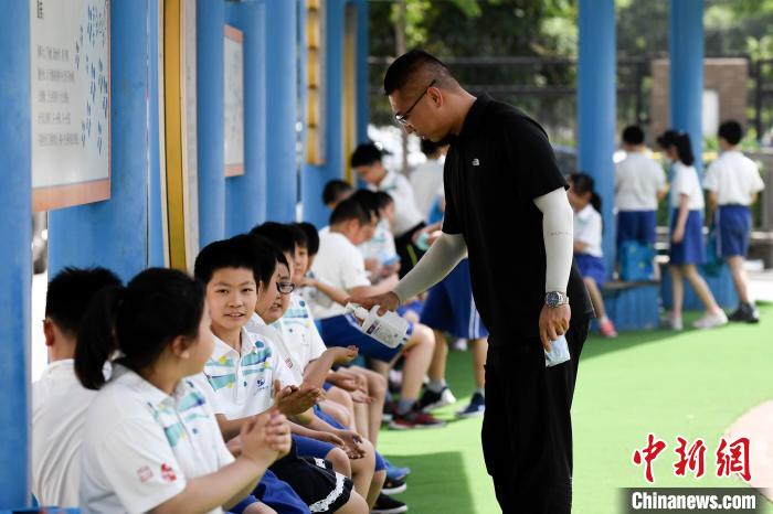 6月8日,北京市小学四,五年级学生约28万人返校复课 张兴龙 摄