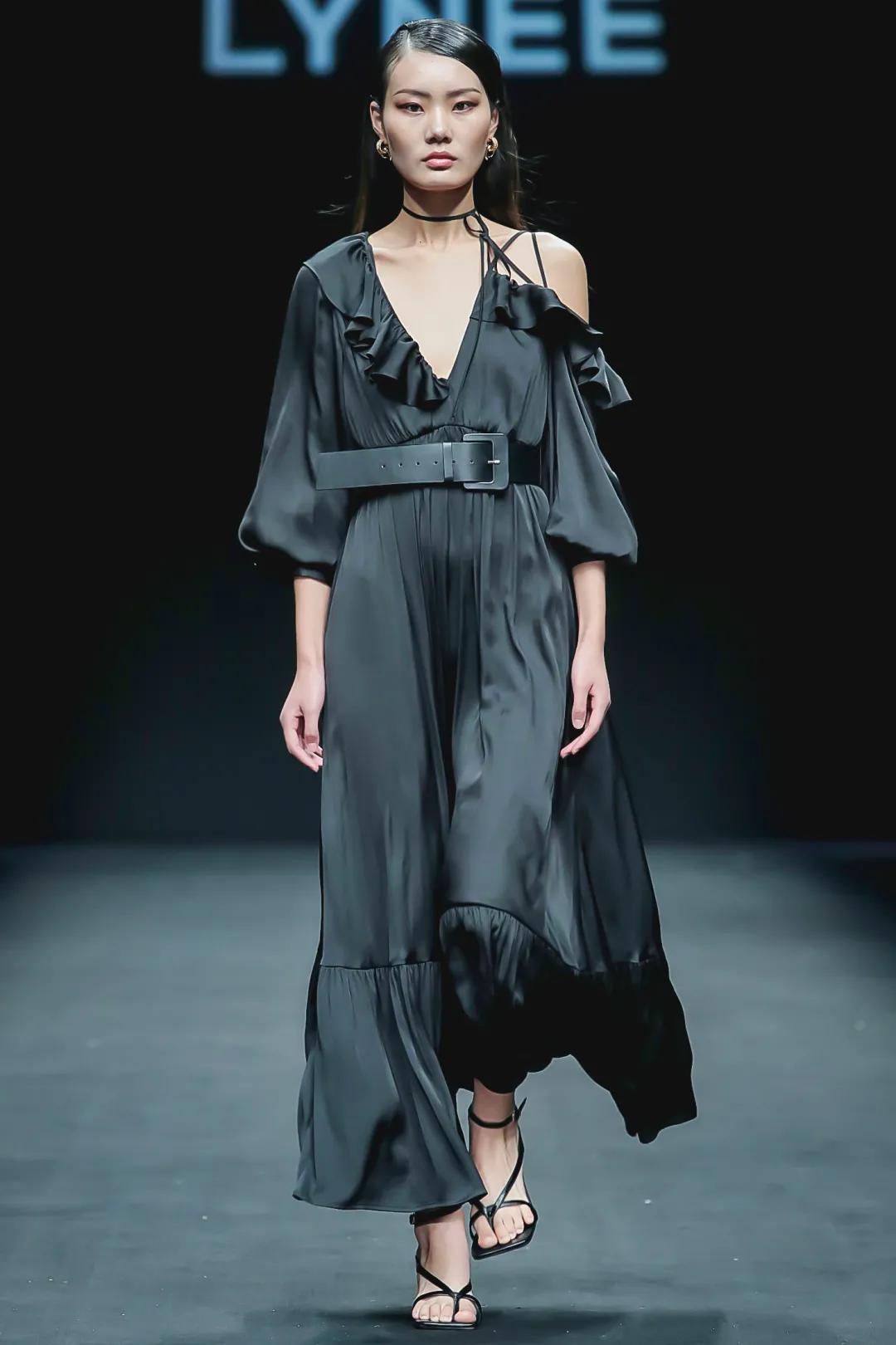2021春夏服装流行元素,2021新款女装 趋势| 2021春夏中国国际时装周流行设计手法及元素分析