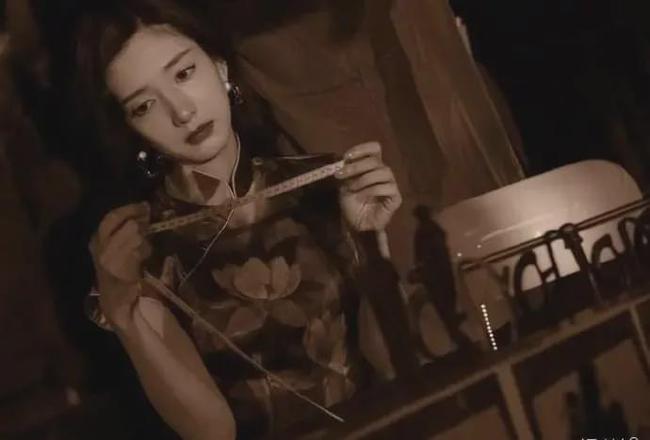 原田美枝子的眼睛瞳仁又黑又亮,有点像泛着泪光,这让她看起来更加惹人