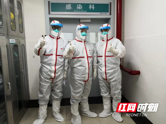 站在了抗击疫情的最前线的医护人员.