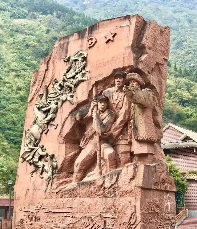 宝兴县红军广场的主题雕塑——《雪山丰碑》