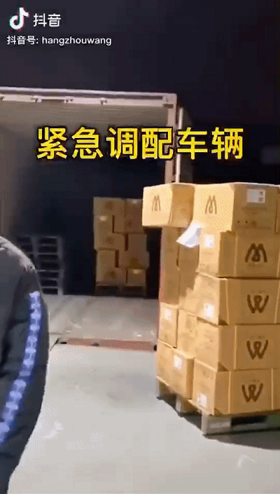 “武汉不怕，我们在一起！”让人泪目的疫情瞬间