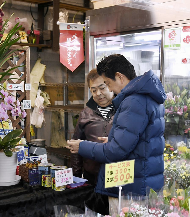 热议：安倍工资上交7年多 民众表示第一次听说