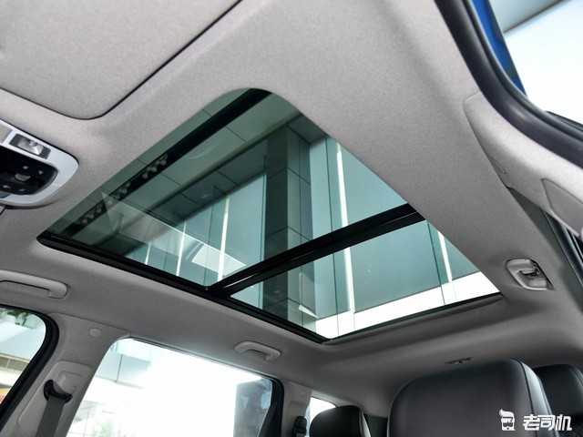 该车标配可开启全景天窗,采光效果不错,有效提高了车内的通透性.