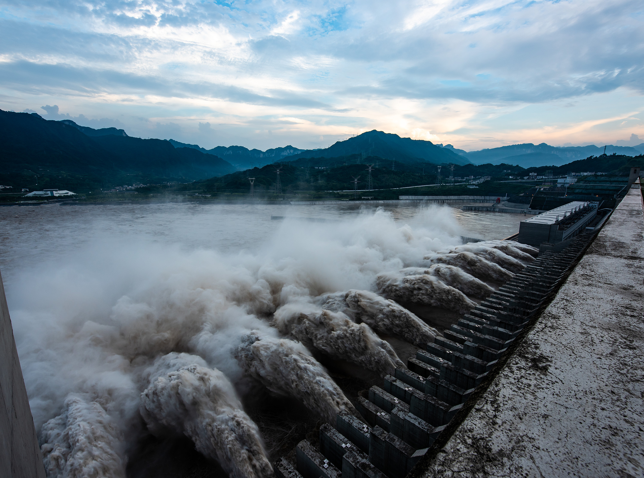 图集| 迎最大洪峰!三峡大坝首开11孔泄洪,川渝多地成"