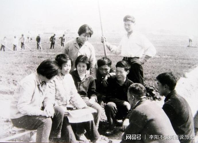 1970年代的华西村的村办学校,孩子们在上数学课.