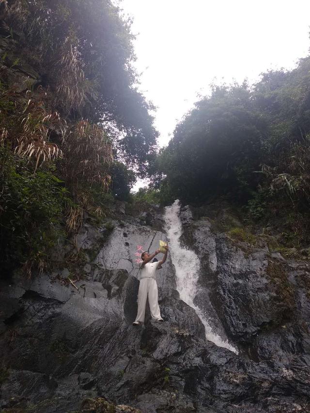 东晋著名道家宗师葛洪在罗浮山行医修行,游历广东名山,曾到访梧桐山.