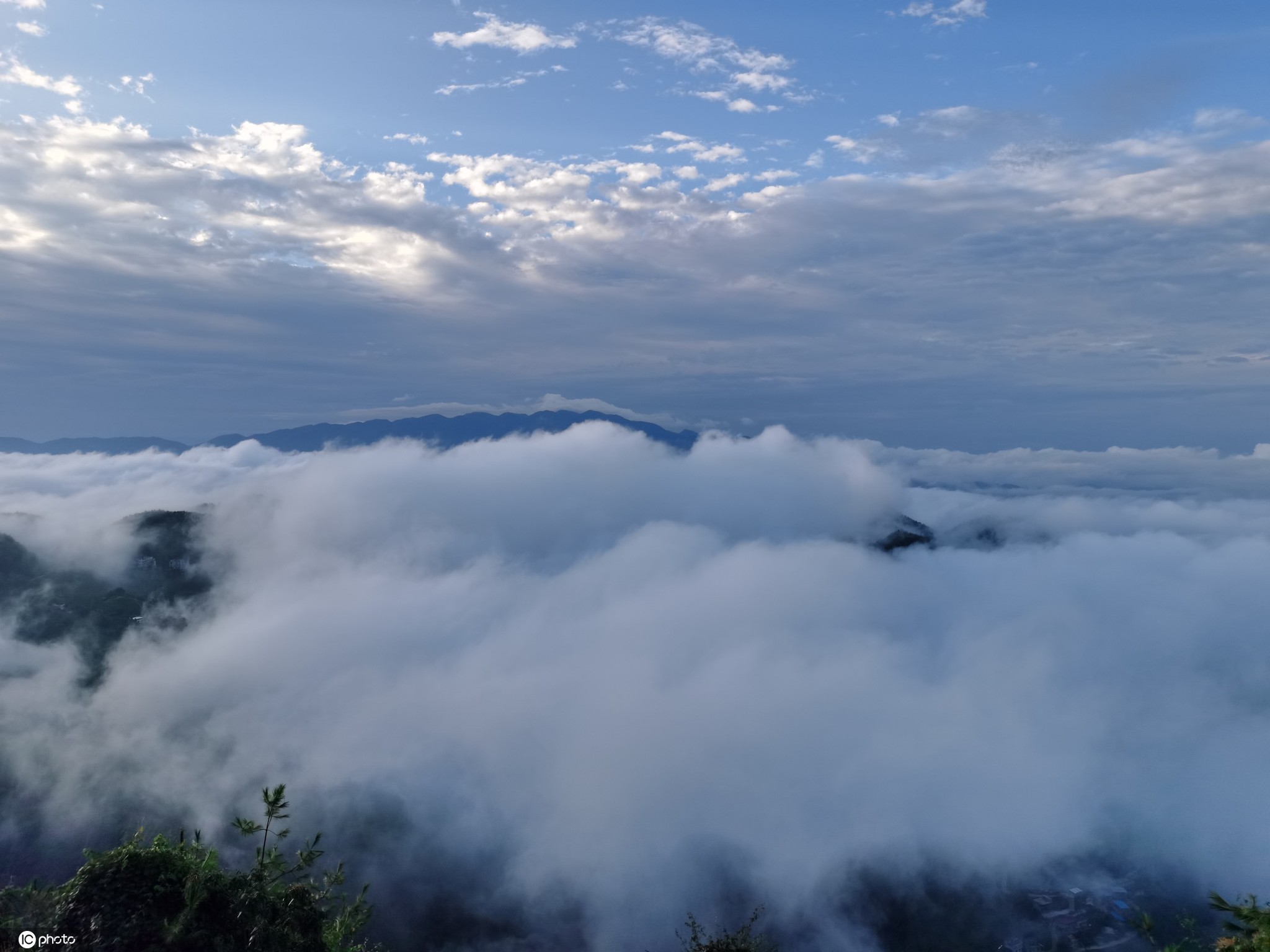 2020年9月2日早晨,重庆市巫山县官阳镇,雨后的一座座山峰云雾缭绕若隐