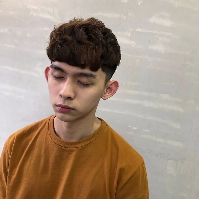 染上近期流行的脏橘色,不只显白,还让你的厚浏海锅盖头更有精神