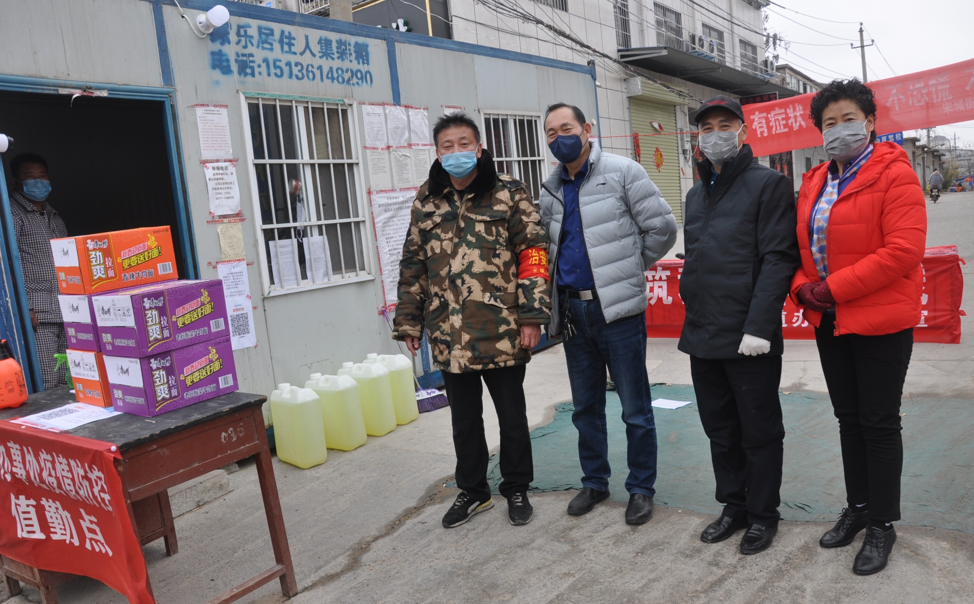 2月13日,在金明东街五顷四村卡点,五顷四村会计杨庆勇接过退伍老兵