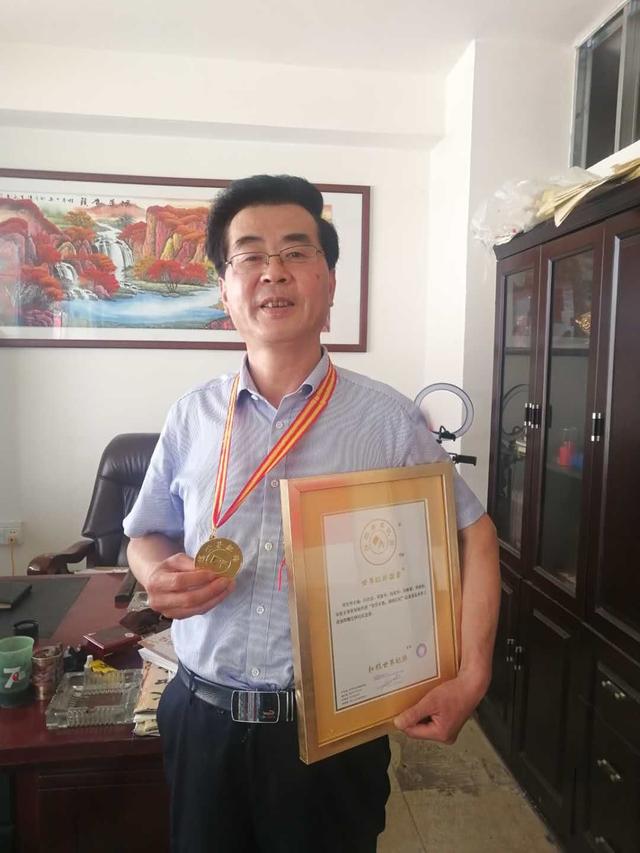 1963年周生华在丰县凤城镇烟墩出生,1981年前往扬州求学,大学毕业后