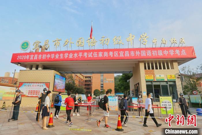 湖北宜昌中考开考,老师穿旗袍为"后浪"鼓劲__凤凰网