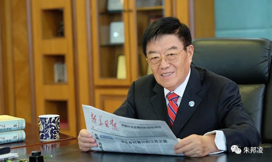 扬子江药业的创始人叫徐镜人,在1966年,22岁的徐镜人在老家扬州泰兴开