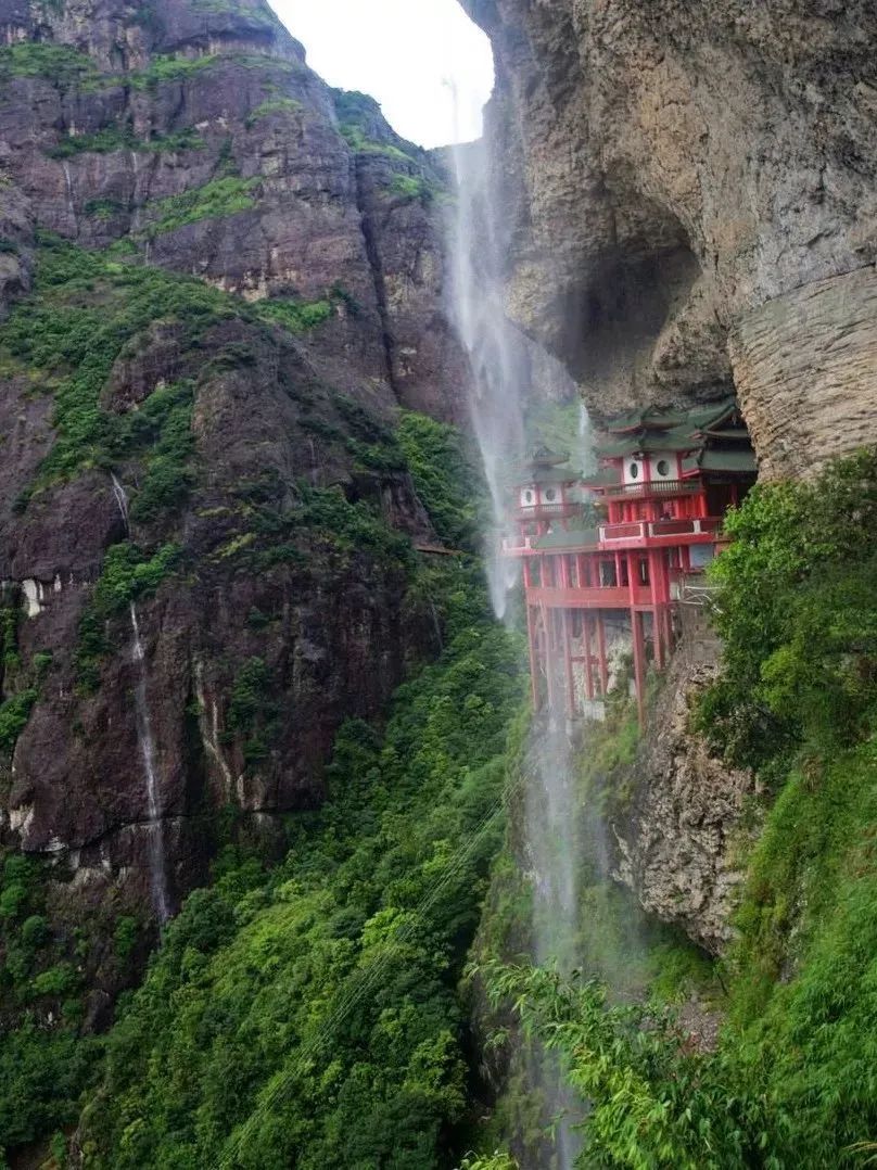 灵通岩悬空寺依山而立 深藏在风光秀美的灵通山里 鲜为人知