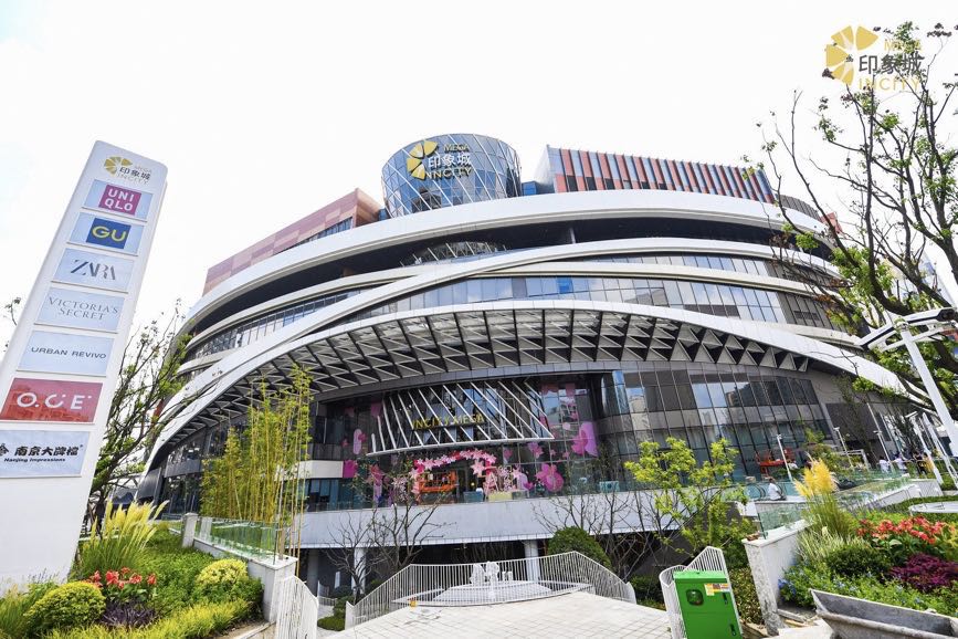 而在陈翔公路站3号口,上海单体量最大购物中心——上海南翔印象城mega