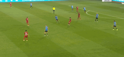 第35分钟,童磊右边路起脚传中到禁区,龙东高高跃起头球攻门顶偏.