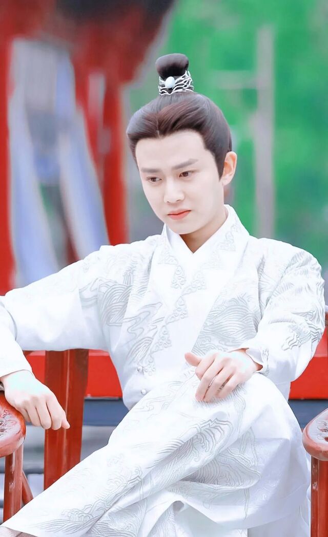 前两天微博热烈讨论的话题#古装剧中的白衣少年#热度可谓是居高不下