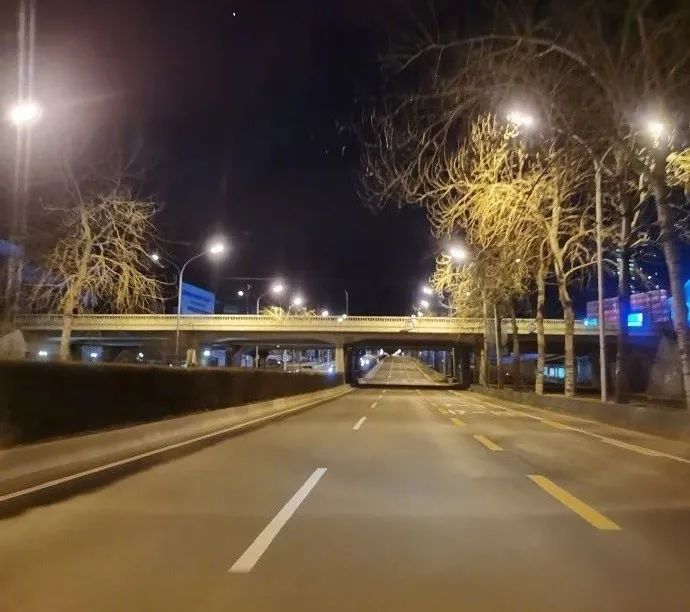 道路还是"一路通畅"很多市民奔向近郊公园"放风"几乎成了北京街景的