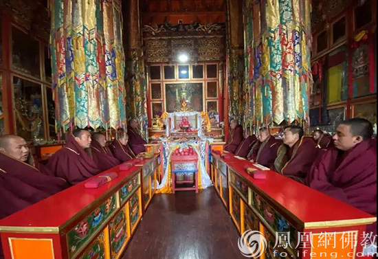 青海文都大寺为武汉等全国多地疫情诵经祈福