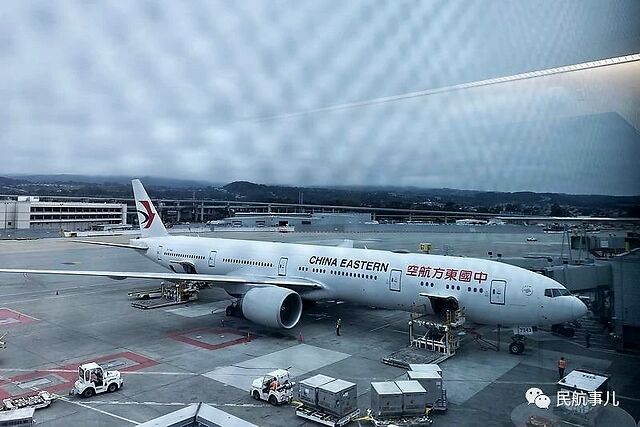 东航波音777赴旧金山接运180名小留学生回国