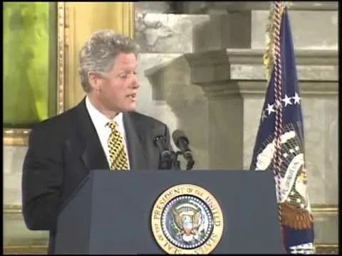 80岁佩洛西这一跪，能给美国跪出一片新天地吗？