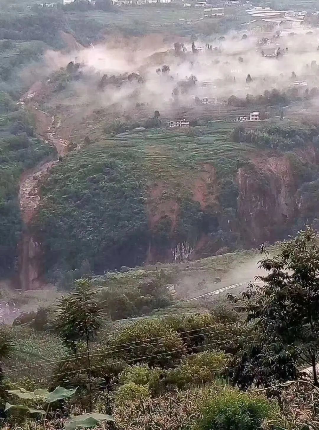 恩施：滑坡堵塞桥坡河形成堰塞湖 上游已上涨5米左右