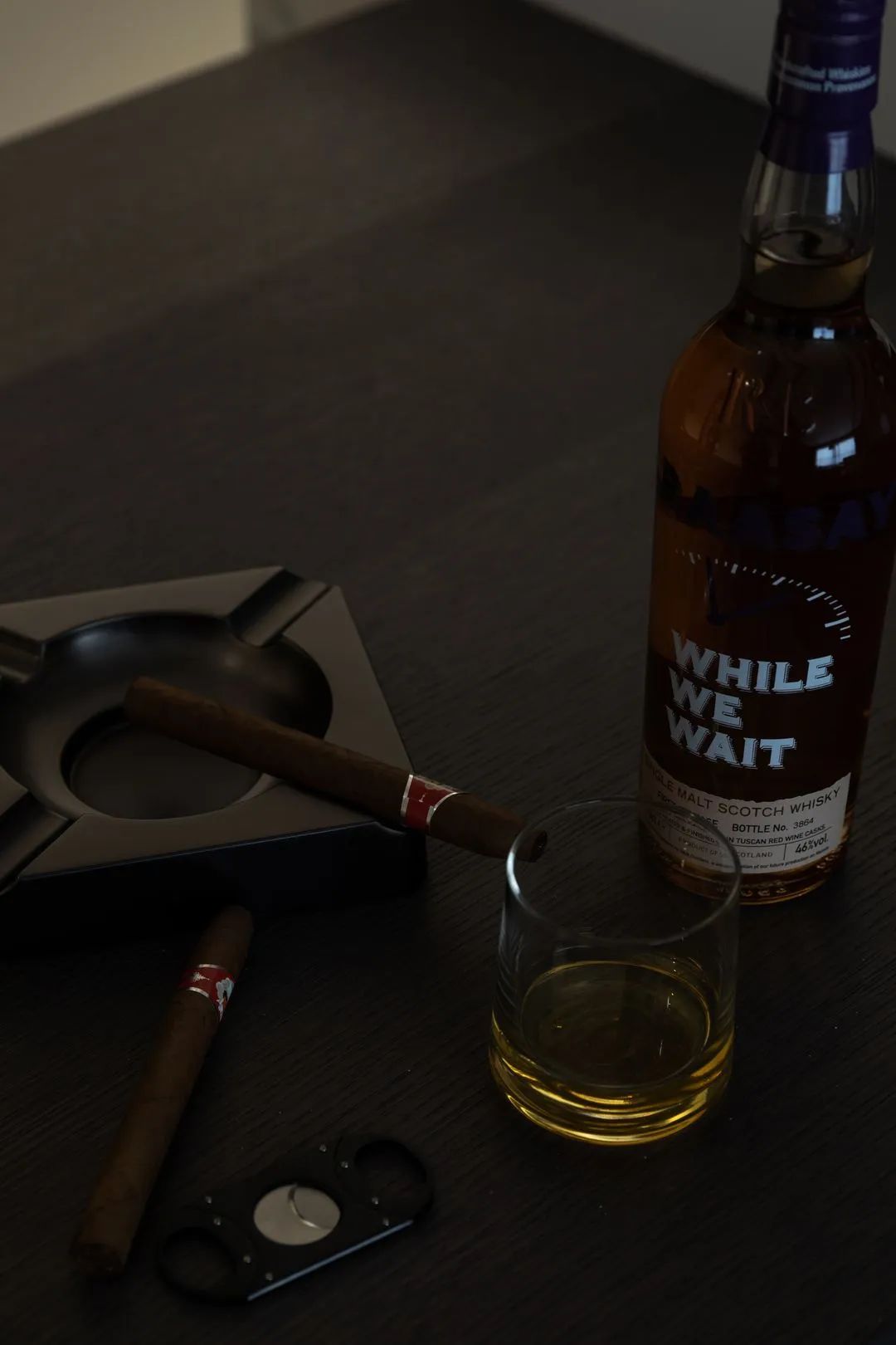 l哥喜欢深夜加班后回家,独自在吧台喝口小酒抽只雪茄,一天的疲劳也会