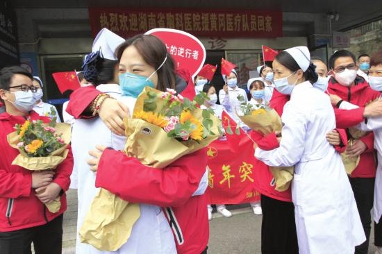 好几次读他们的抗疫日记忍不住流泪省胸科医院迎接解除隔离的援黄冈