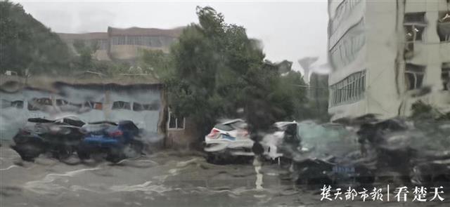 武汉拉响暴雨红色预警：内涝、滑坡、泥石流风险较高