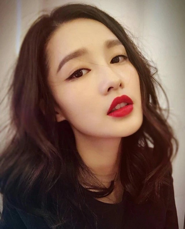 气质清冷淡雅的李沁,还在剧中跳钢管舞,这也太性感妖娆