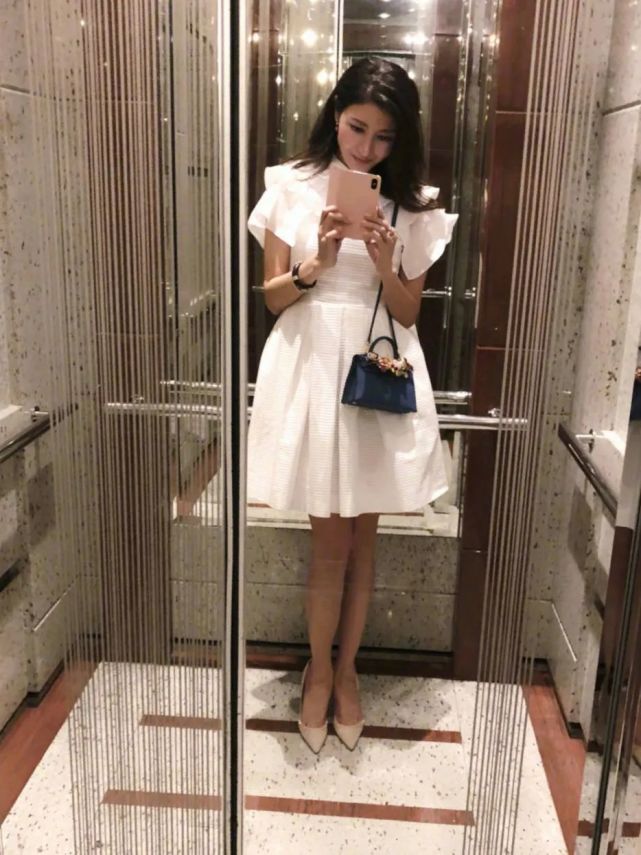 50岁阔太李嘉欣太潮衬衫配横幅短裤大秀美腿少女心满满