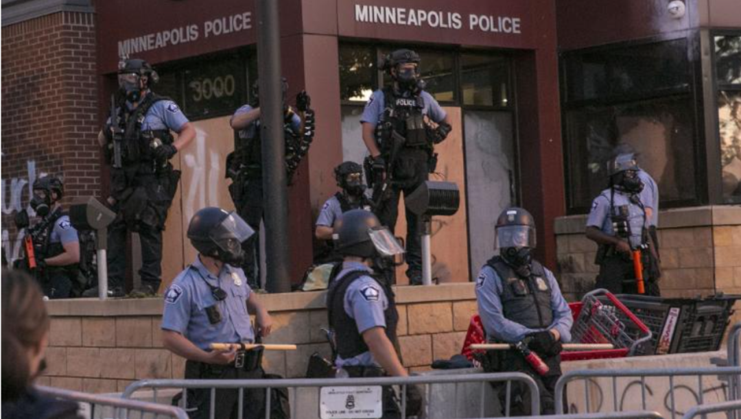 80岁佩洛西这一跪，能给美国跪出一片新天地吗？