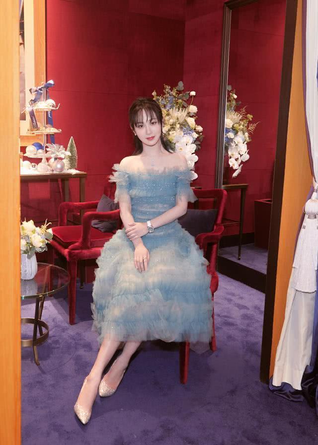 名门泽佳:杨紫身穿露肩樱花粉裙,仙气十足,效果性感又迷人