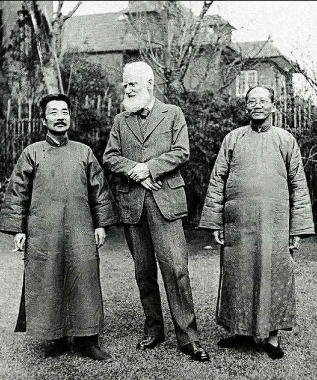 但他其实是这样的(图二),从左至右依次是鲁迅,萧伯纳,蔡元培.