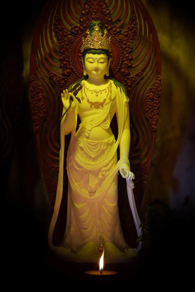 佛教给我们的方法其实很简单,只要我们能够一心称观世音菩萨名号,观世