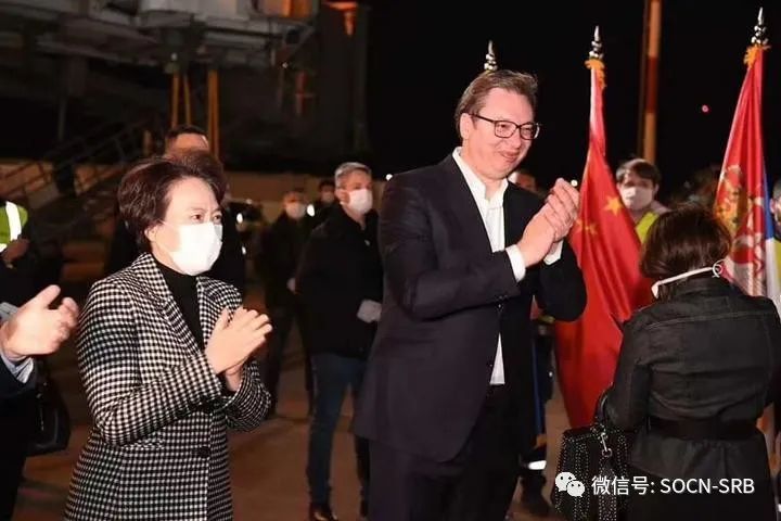 塞尔维亚总统武契奇(右,中国驻塞尔维亚大使陈波(左)