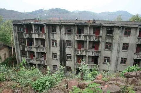 夜间探险主播：爬过鬼楼摸过干尸但我不相信有鬼