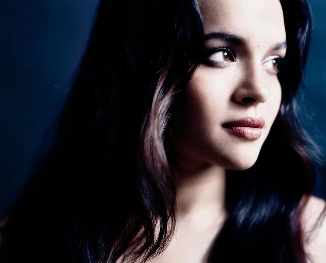 灵魂天后norah jones 登上印度版vogue金九封面