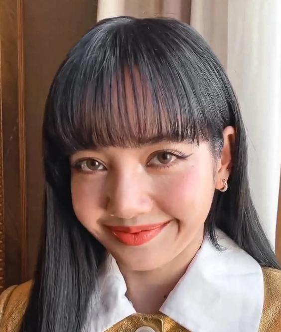 lisa是明显的五官包脸,又被浓妆放大五官才显不好看,素颜超美